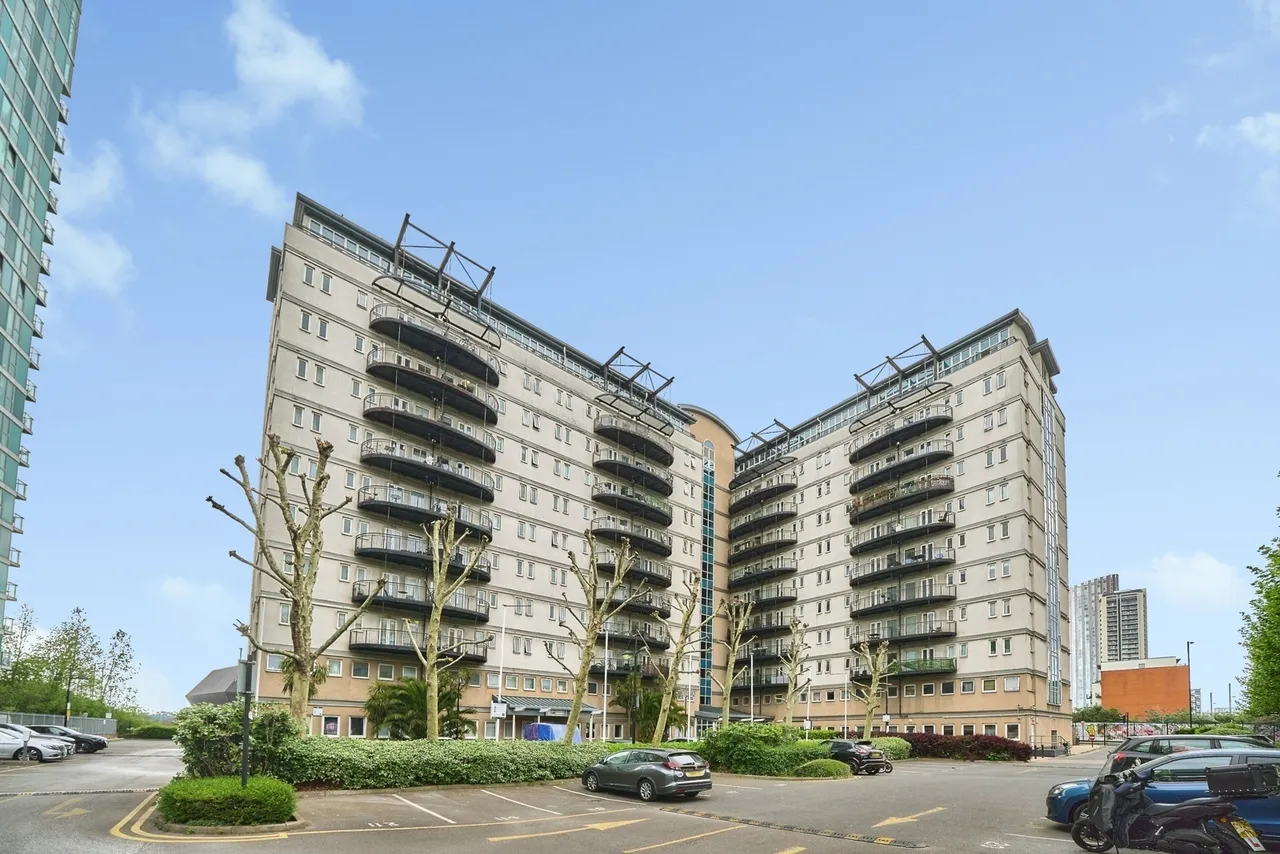2 bed flat for sale, High Street, London, E15
