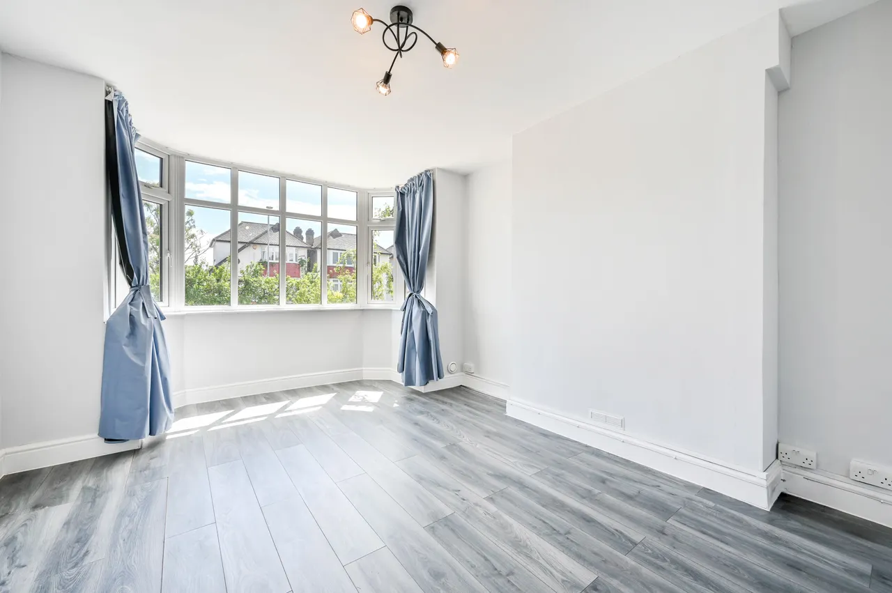 14 Van Dyck Avenue, New Malden, photo 2