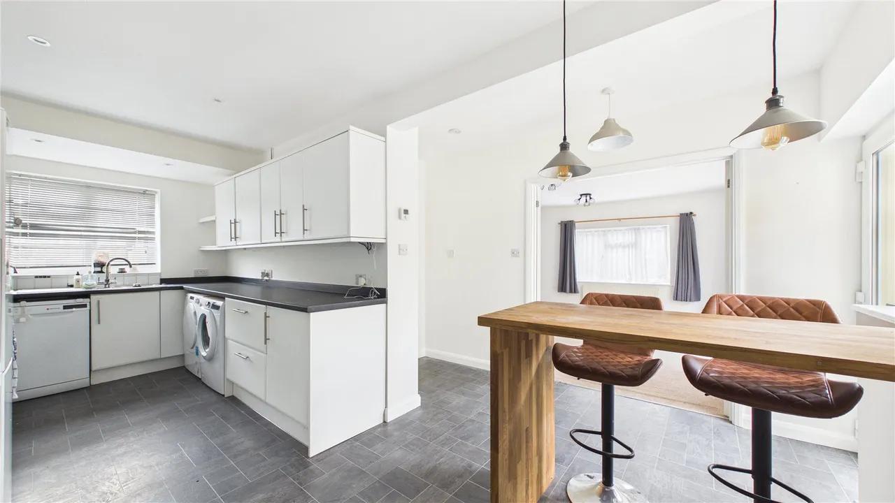 All Saints Road, Lightwater, GU18, photo 3