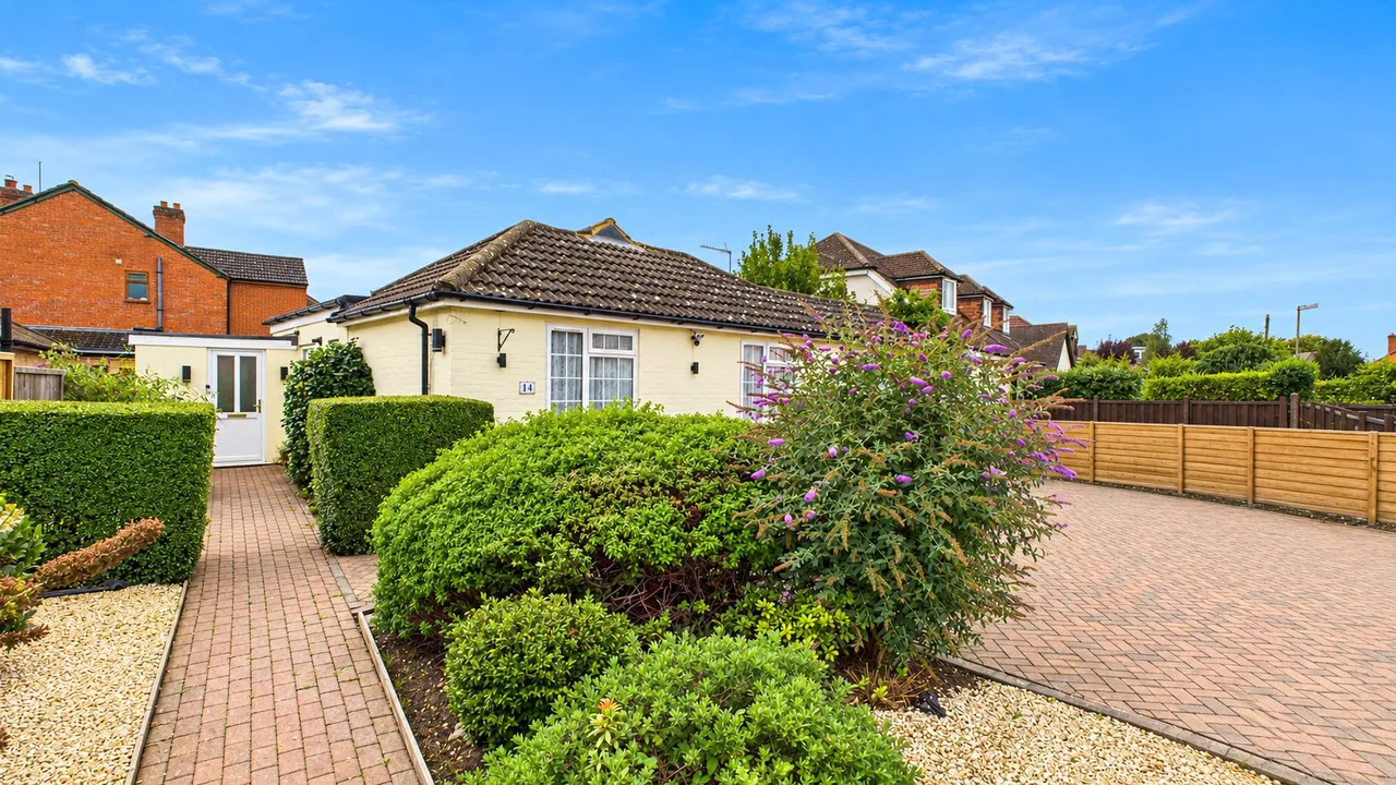 2 bed house for sale, All Saints Road, Lightwater, GU18