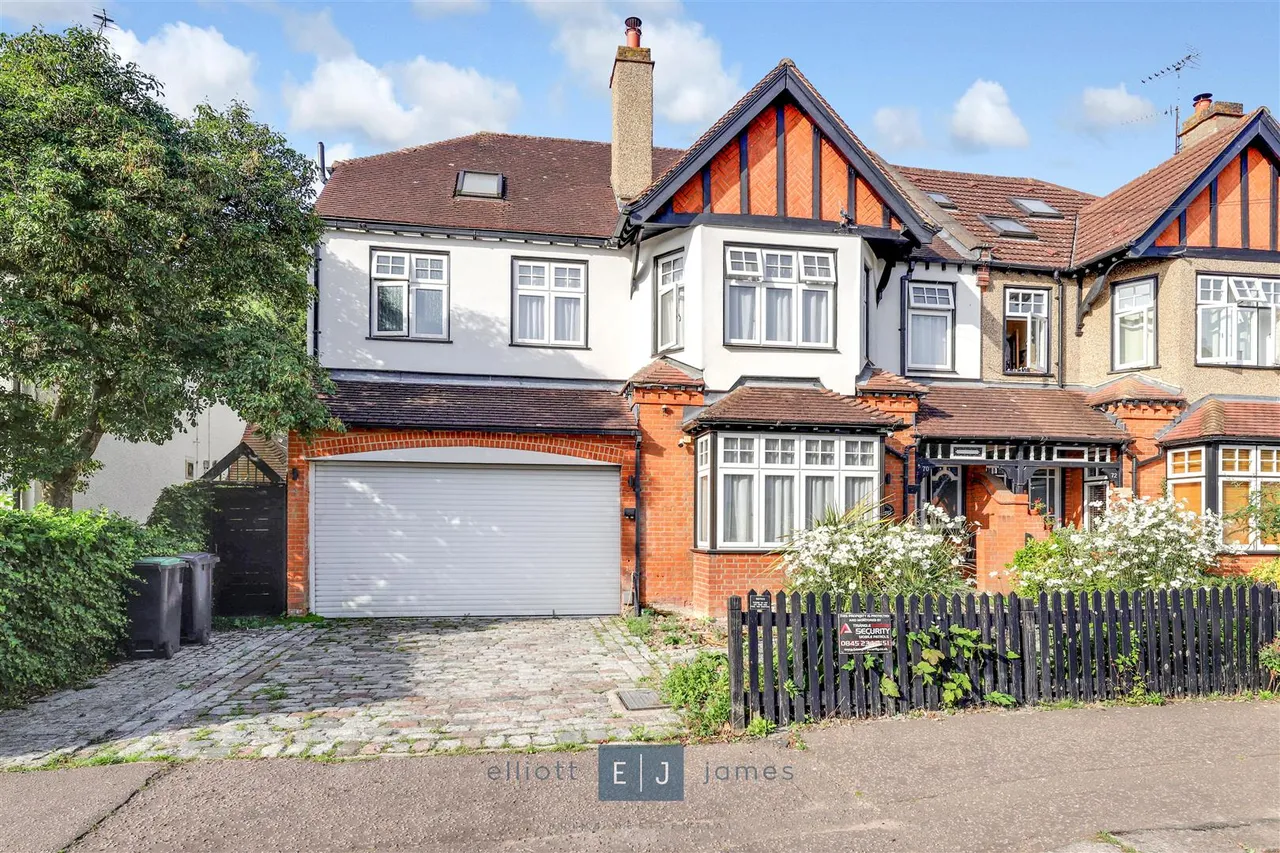 5 bed house for sale — The Drive, Loughton