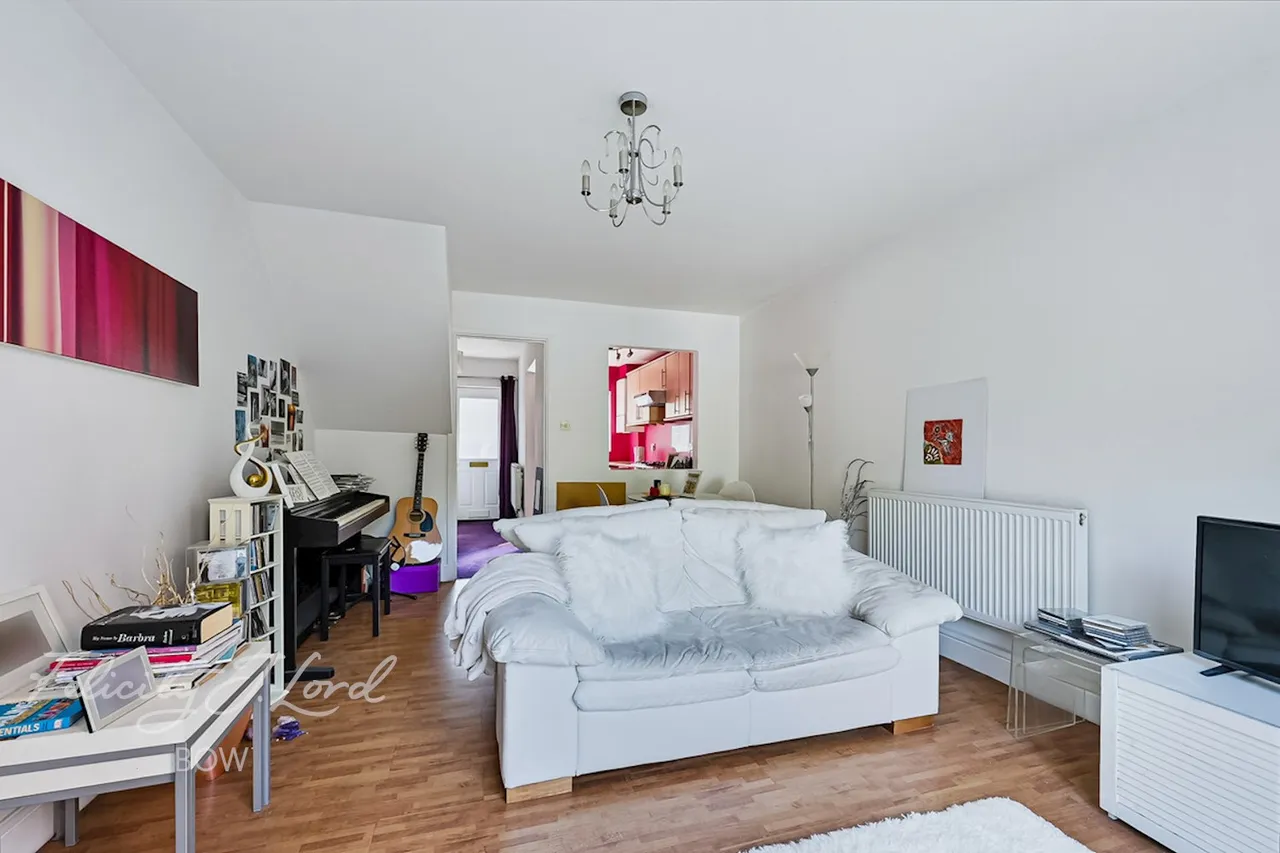 Wrexham Road, London, photo 4