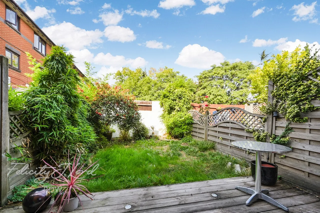 Wrexham Road, London, photo 12