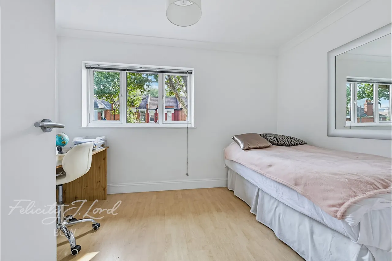 Wrexham Road, London, photo 10
