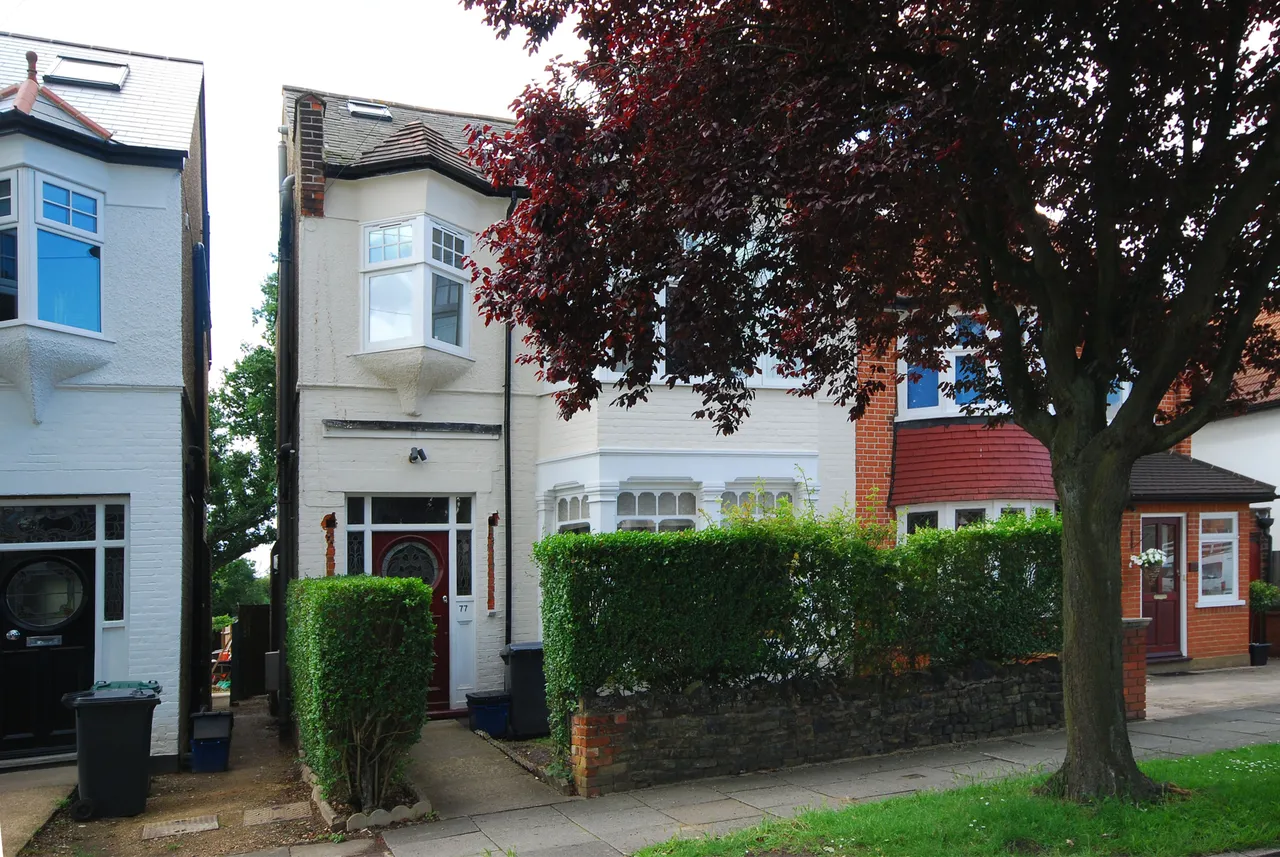 4 bed house to rent — 77 Queens Avenue, London