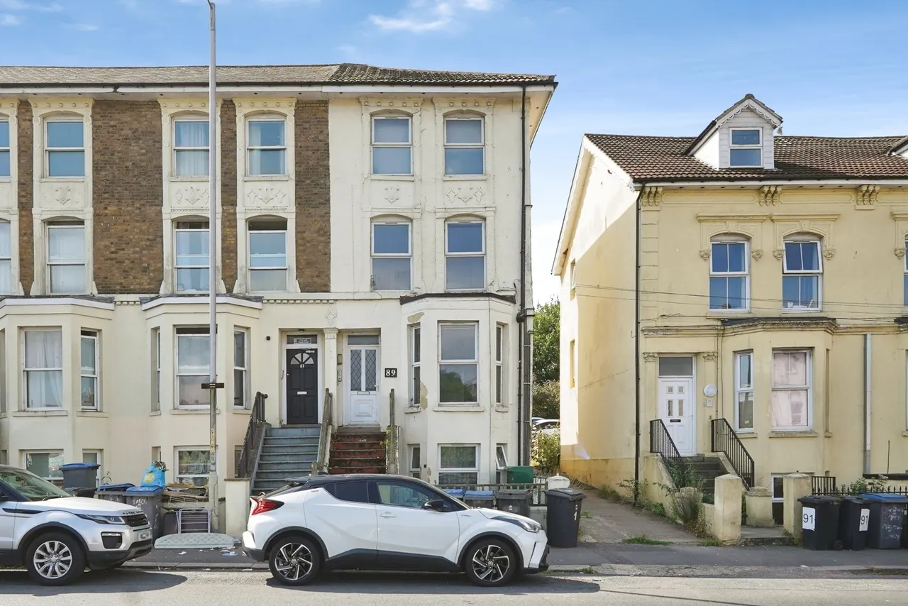 2 bed flat for sale — Folkestone Road, Dover, Kent, CT17