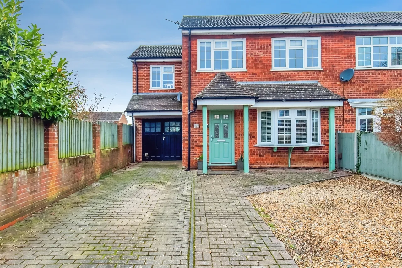 3 bed house for sale — Moorfield Road, Rothwell, Kettering