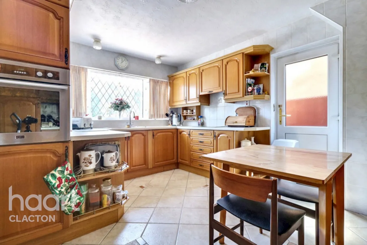 Jaywick Lane, Clacton-On-Sea, CO15, photo 3