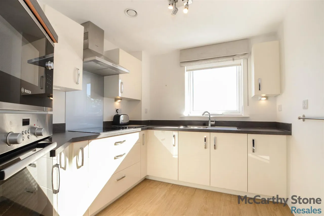 2 bed flat for sale, Studio Way, Borehamwood, WD6