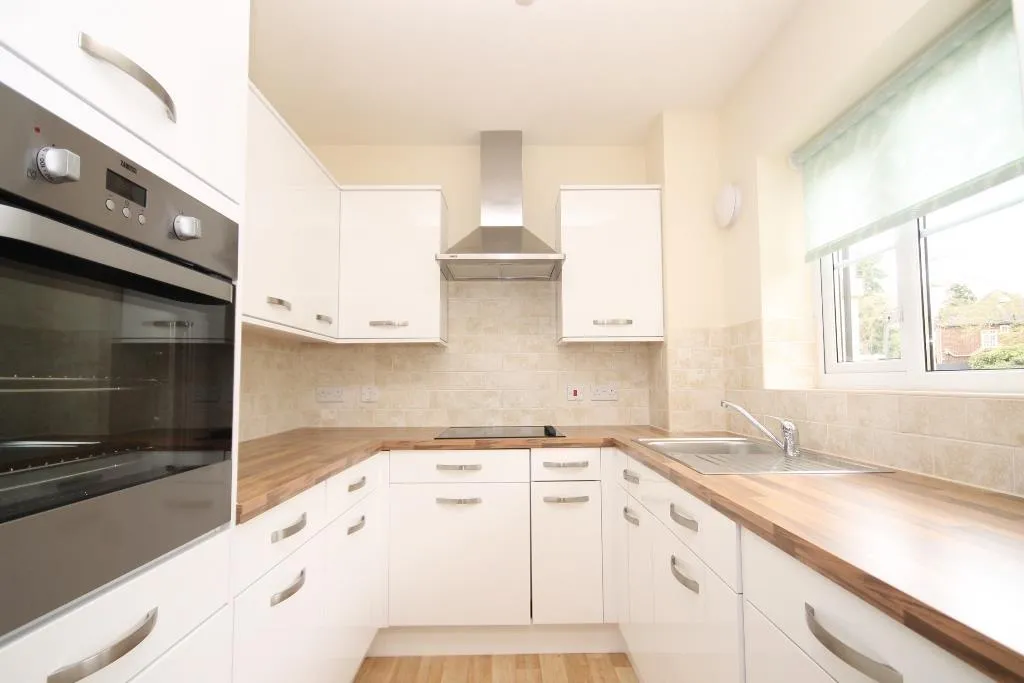 Kingston Avenue, Leatherhead, KT22, photo 2