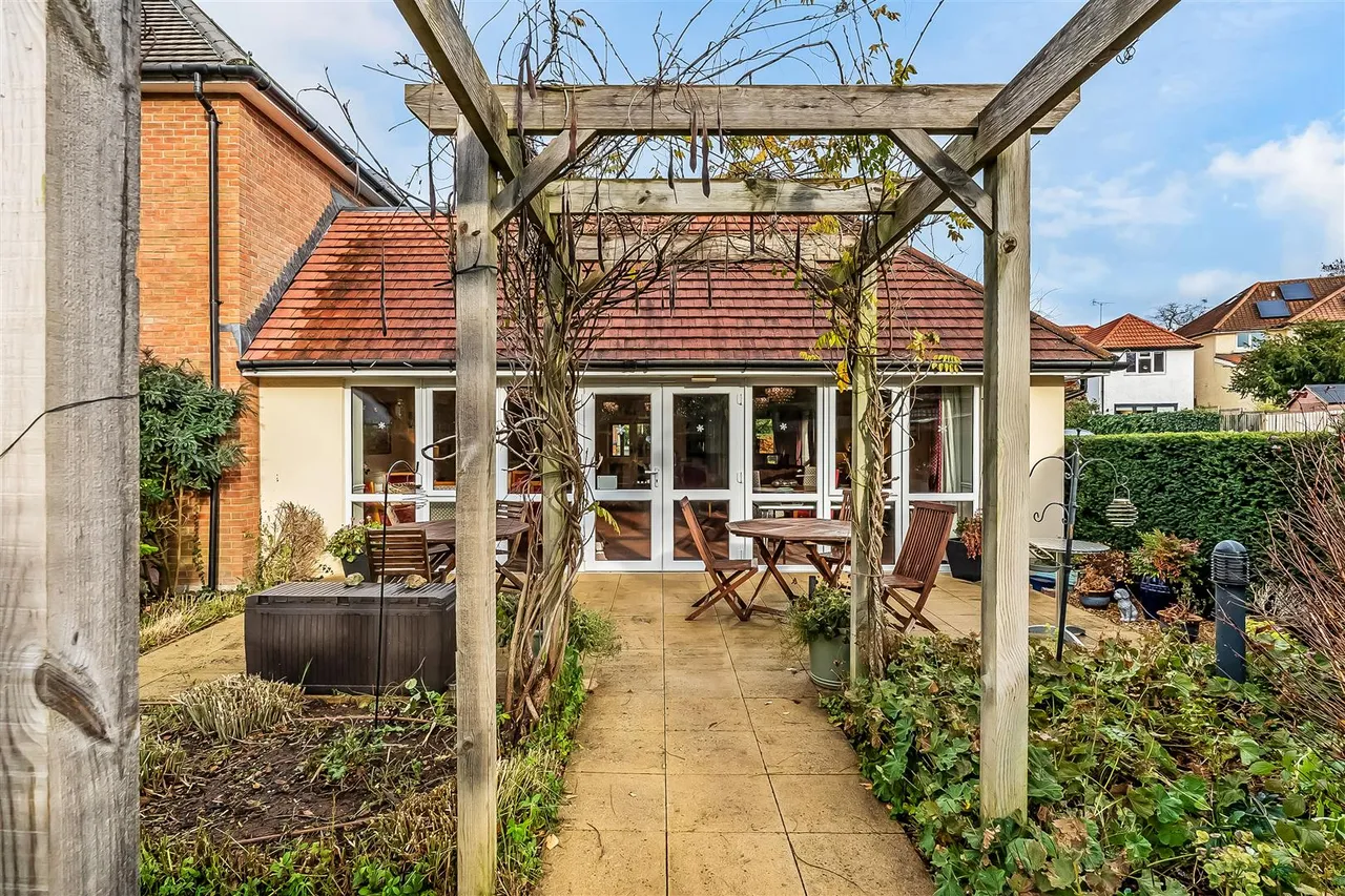 Kingston Avenue, Leatherhead, KT22, photo 9