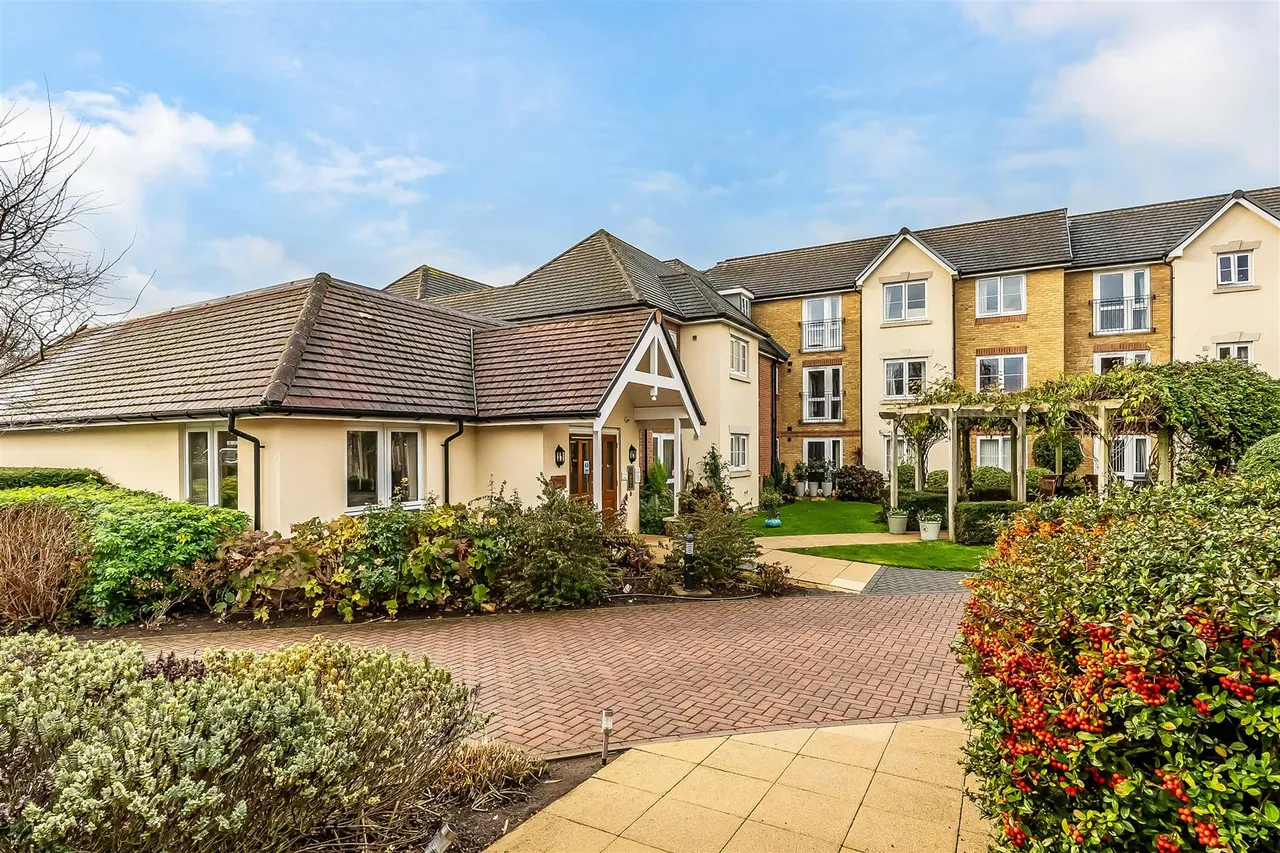 Kingston Avenue, Leatherhead, KT22, photo 8