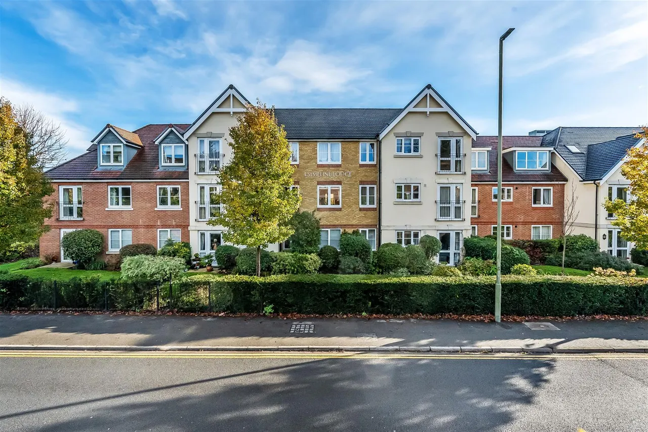 Kingston Avenue, Leatherhead, KT22, photo 13