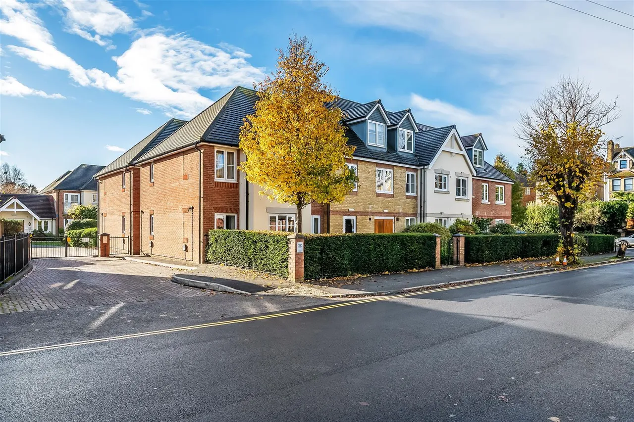 Kingston Avenue, Leatherhead, KT22, photo 12