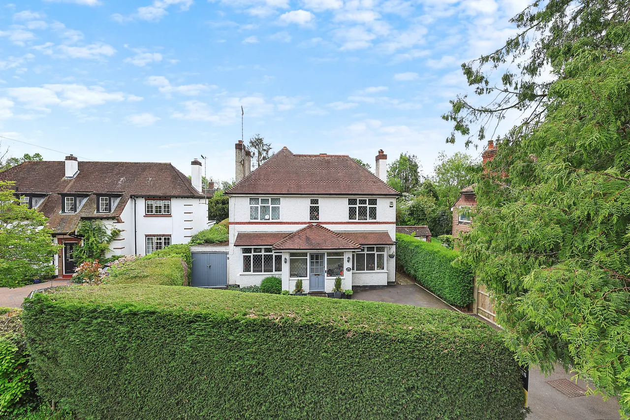 4 bed property for sale, Haroldslea Drive, Horley, RH6