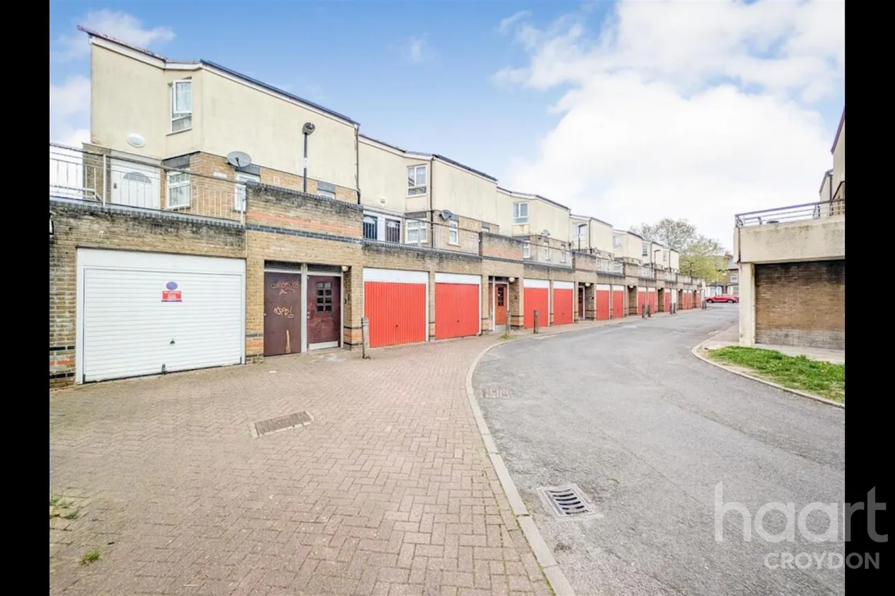 2 bed flat for sale, Nelson Close, Croydon, CR0