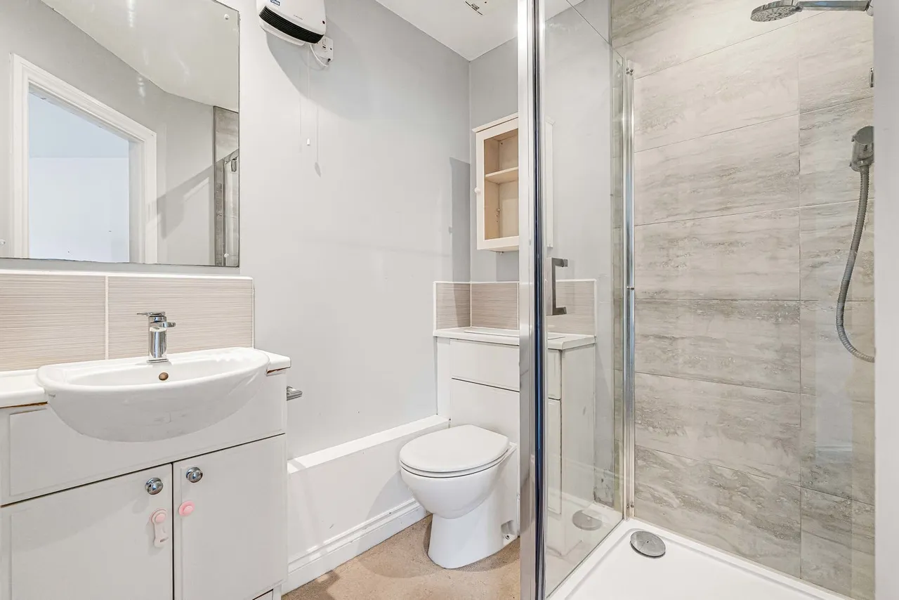International Way, Sunbury-on-Thames, TW16, photo 7