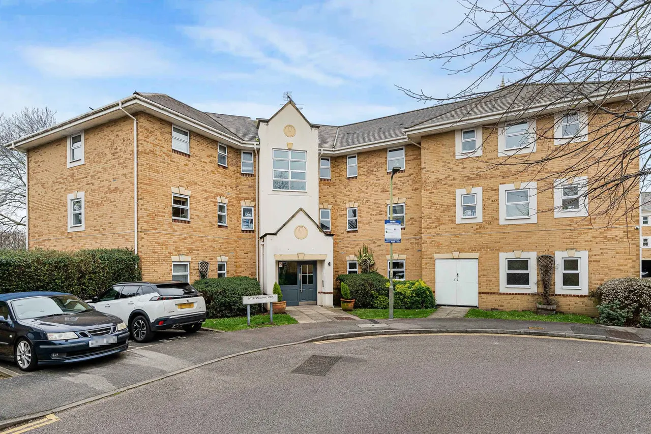 2 bed flat for sale, International Way, Sunbury-on-Thames, TW16