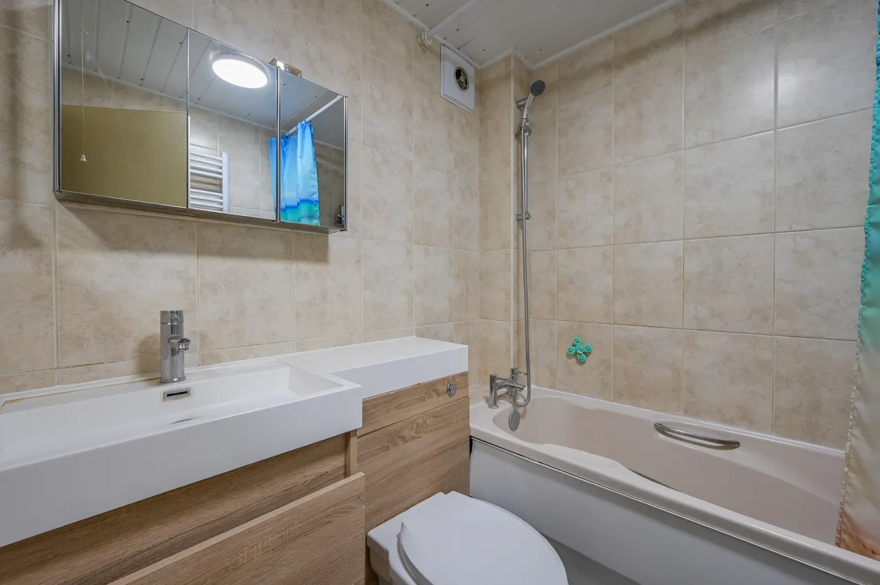 215 Tollgate Road, London, photo 5