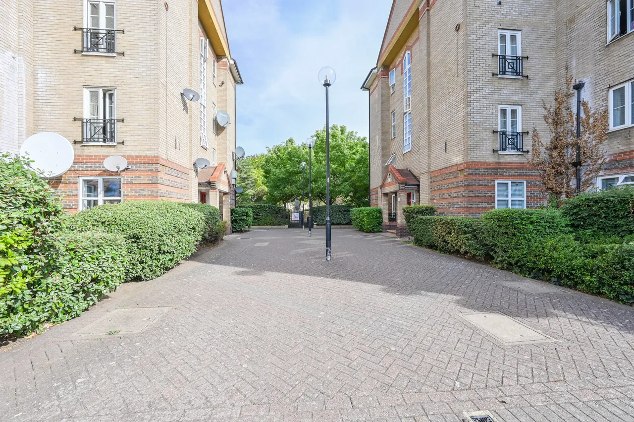 215 Tollgate Road, London, photo 8