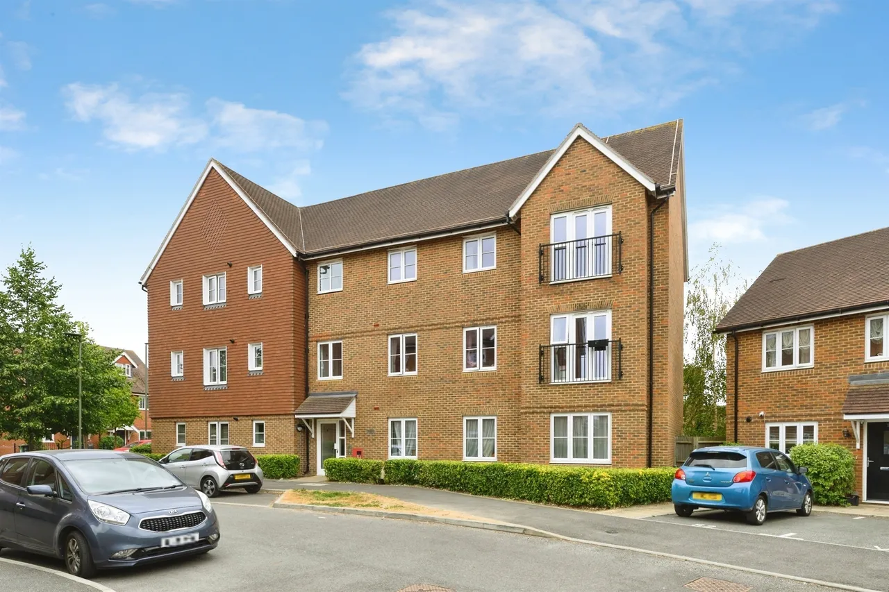 2 bed flat for sale, Blunden Way, Horley, RH6