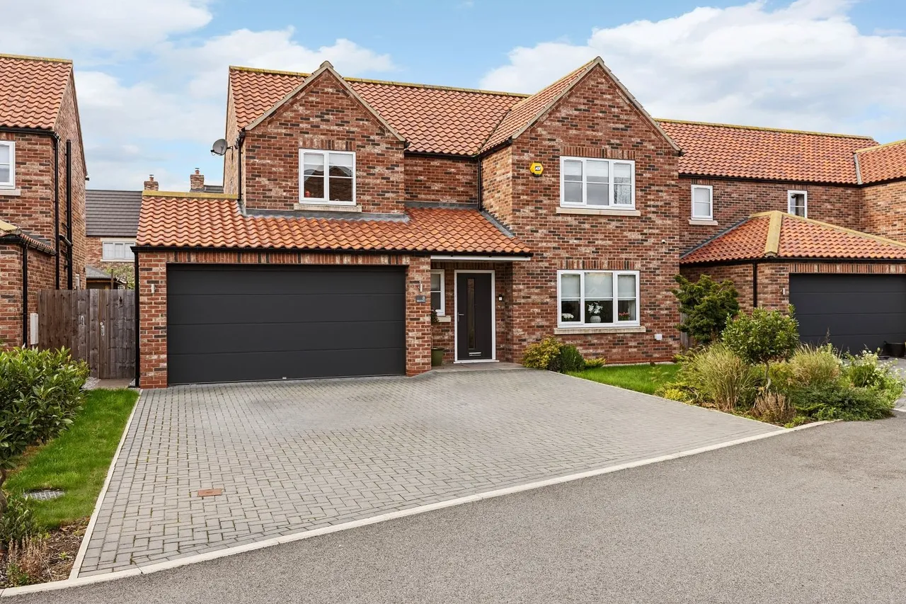 4 bed house for sale, Willow Drive, Camblesforth, YO8