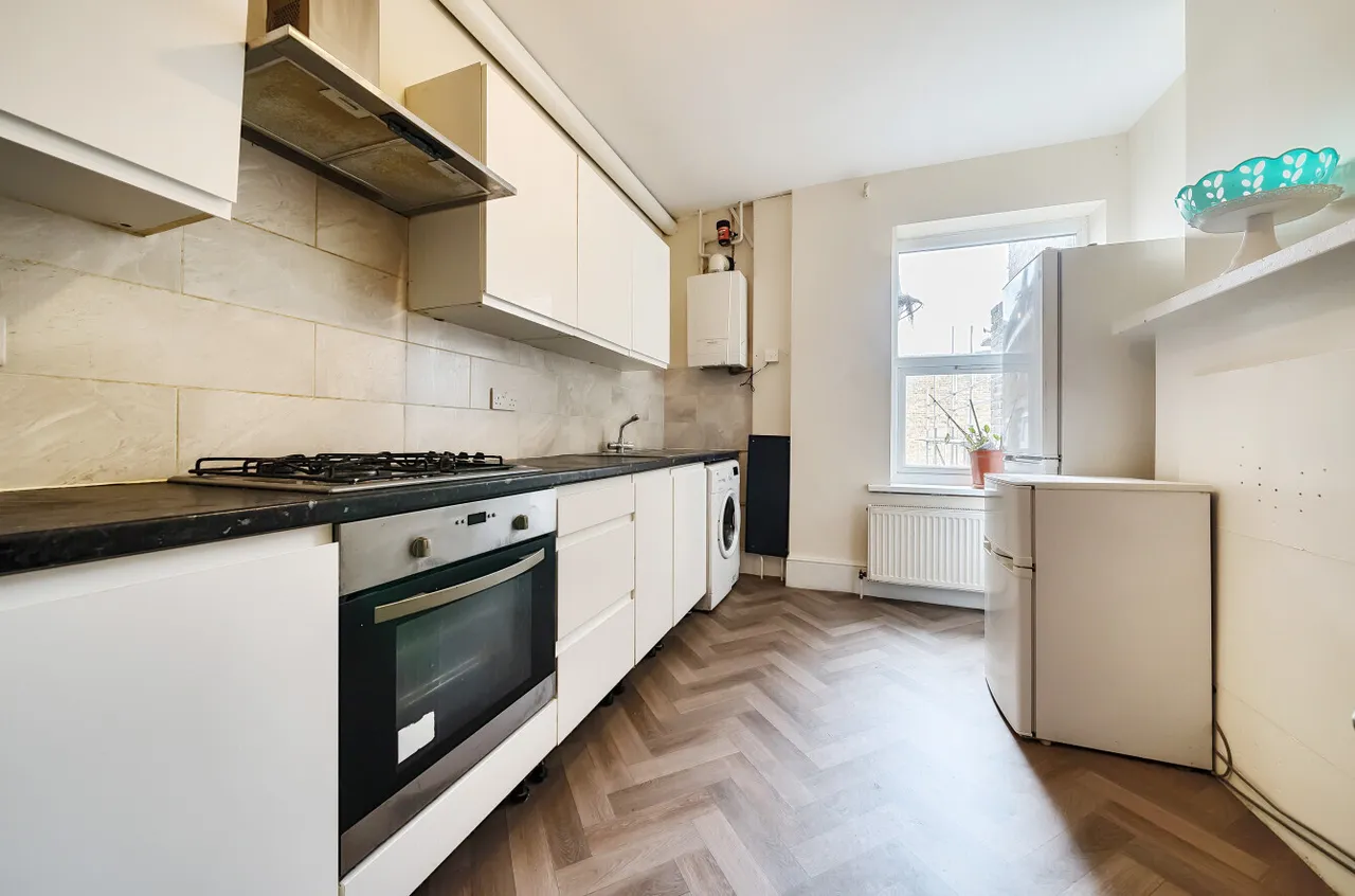 3 bed flat to rent, Upper Tooting Road, SW17