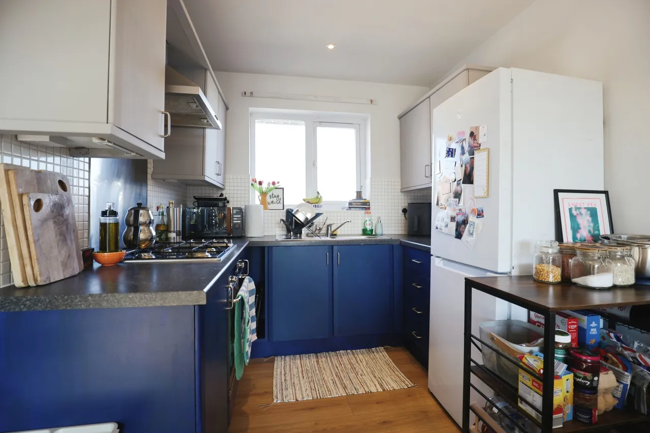 Enid Court, CV2, photo 4