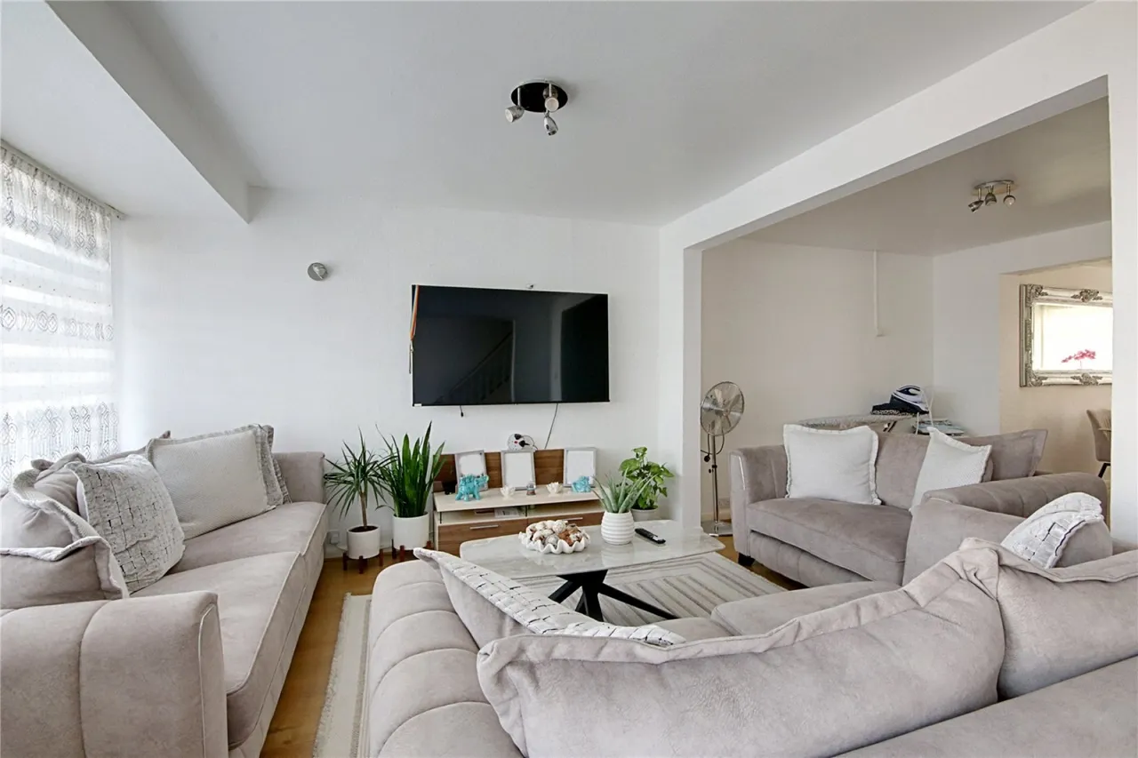 Albany Park Avenue, Enfield, photo 5