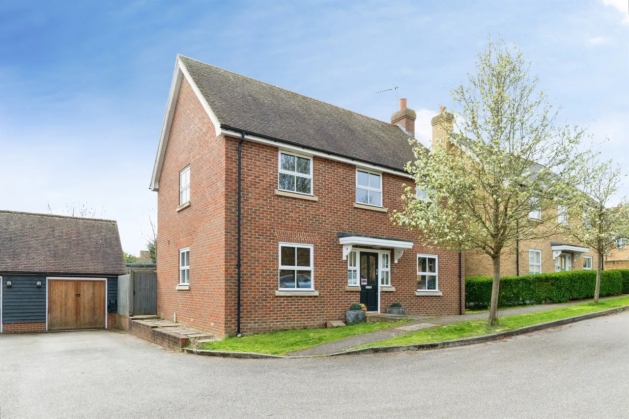 4 bed house for sale — Yew Tree Close, Walkern, Stevenage
