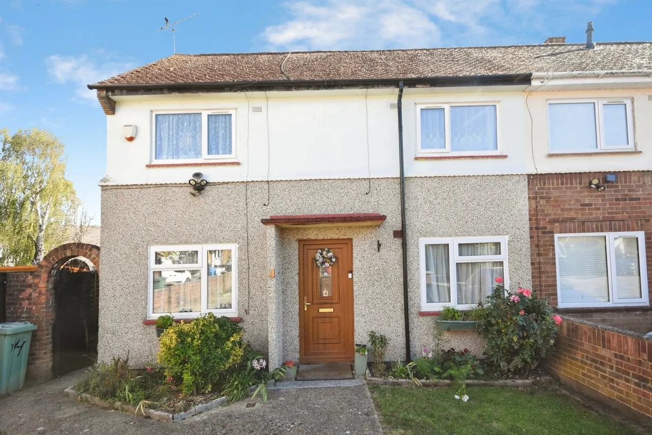 2 bed house for sale, Stuart Close, Pilgrims Hatch, CM15