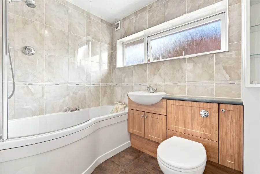 with 4 bedrooms in Stansted, CM24, photo 9