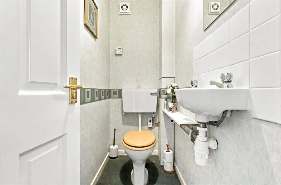 with 4 bedrooms in Stansted, CM24, photo 5