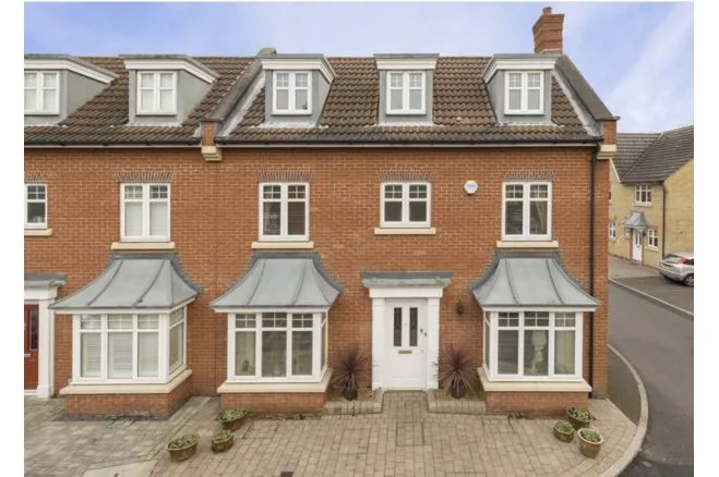 4 bed house for sale, Oxford Close, Romford, RM2