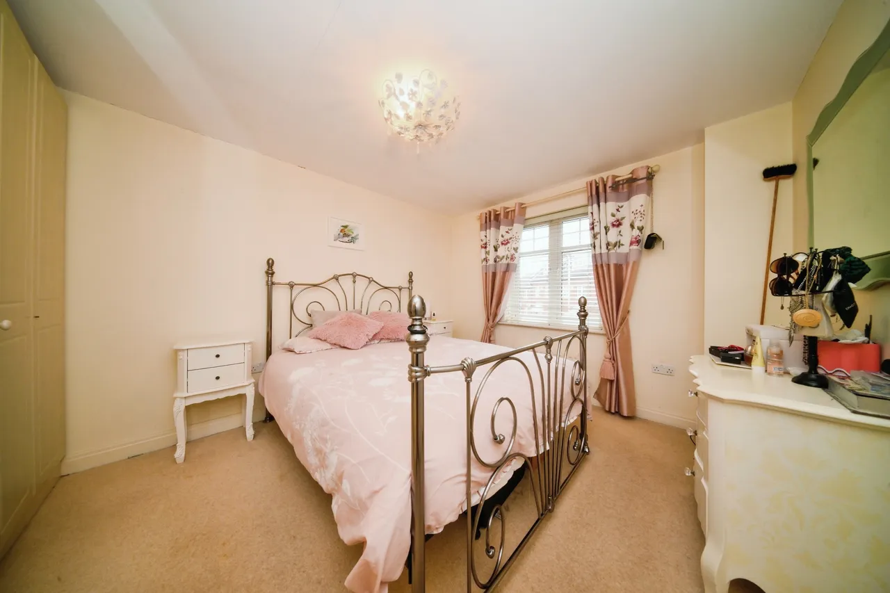 Oxford Close, Romford, RM2, photo 12
