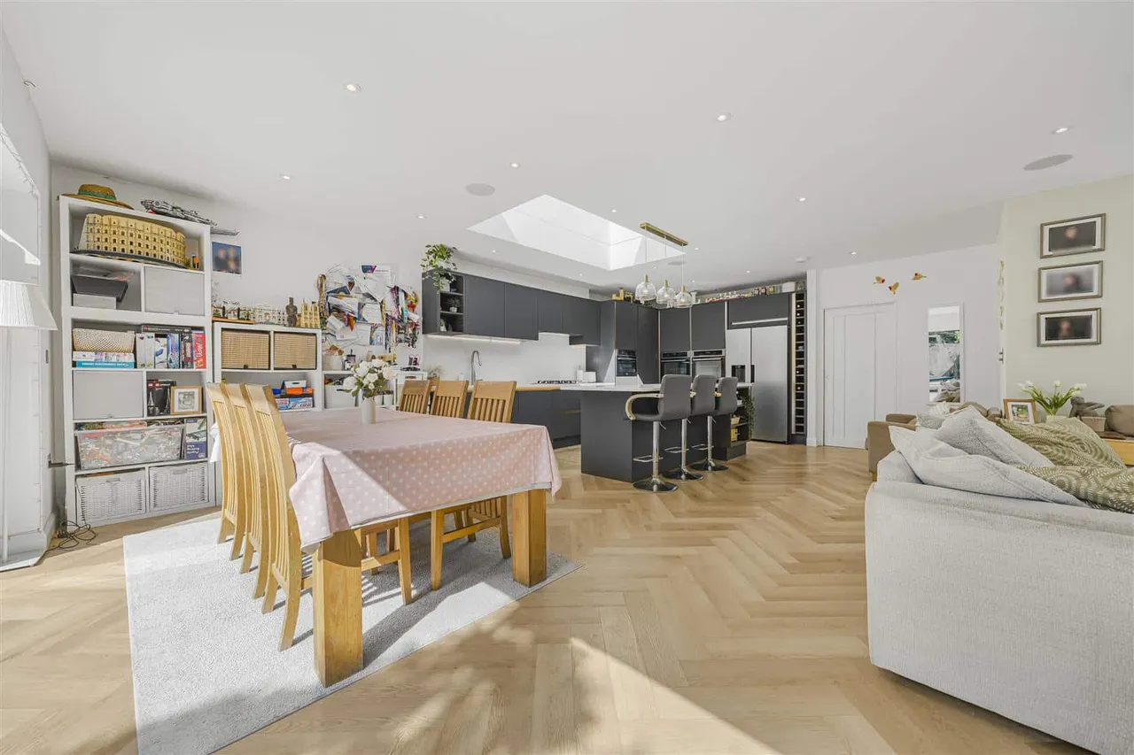 Lawn Close, Datchet, Slough, SL3 9JZ, photo 5