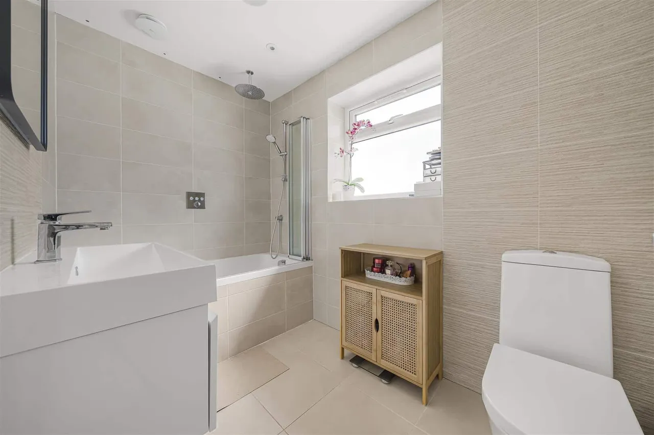 Lawn Close, Datchet, Slough, SL3 9JZ, photo 16