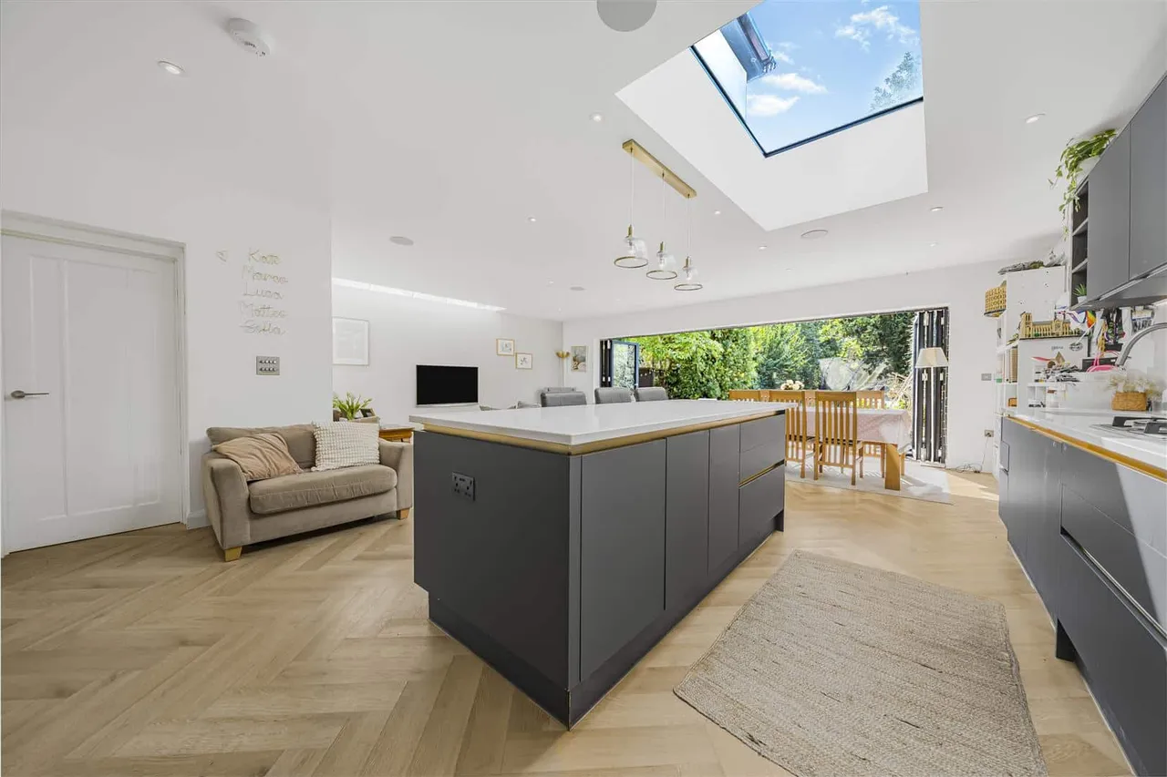 Lawn Close, Datchet, Slough, SL3 9JZ, photo 2