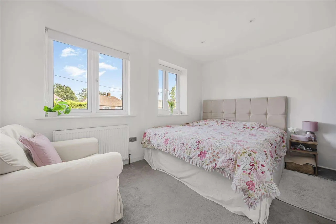Lawn Close, Datchet, Slough, SL3 9JZ, photo 13