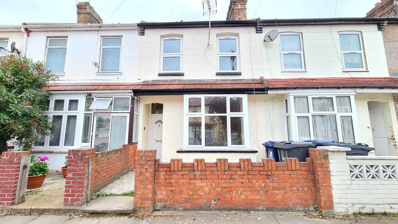 4 bed house to rent — Trinity Road, Southall, UB1