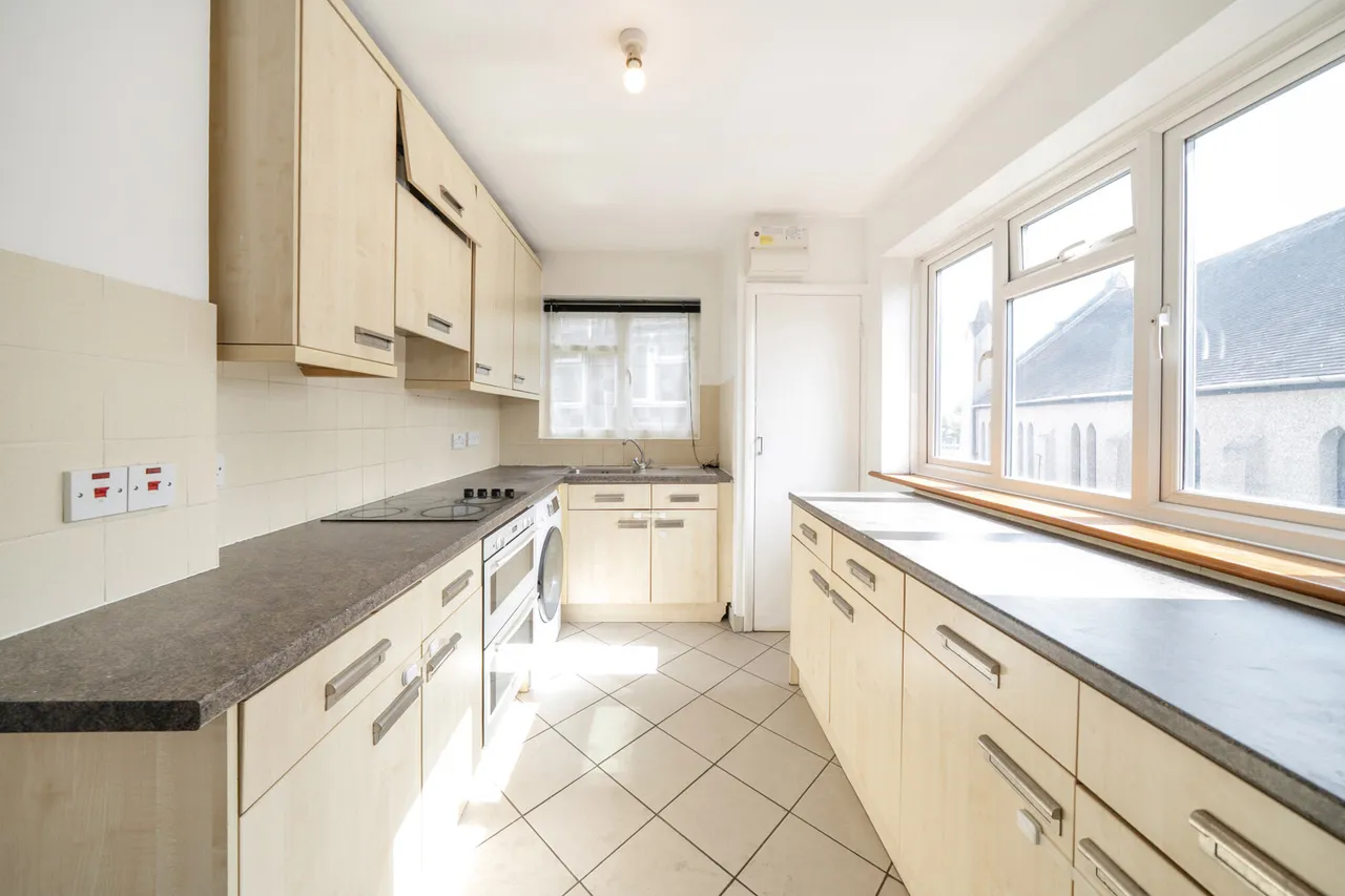 Spacious 2 Bedroom Maisonette with Private Garden & Parking, UB10, photo 2