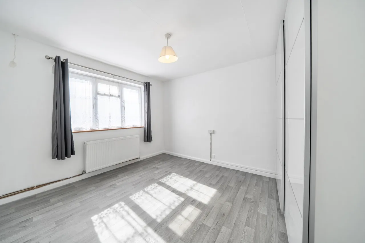Spacious 2 Bedroom Maisonette with Private Garden & Parking, UB10, photo 4