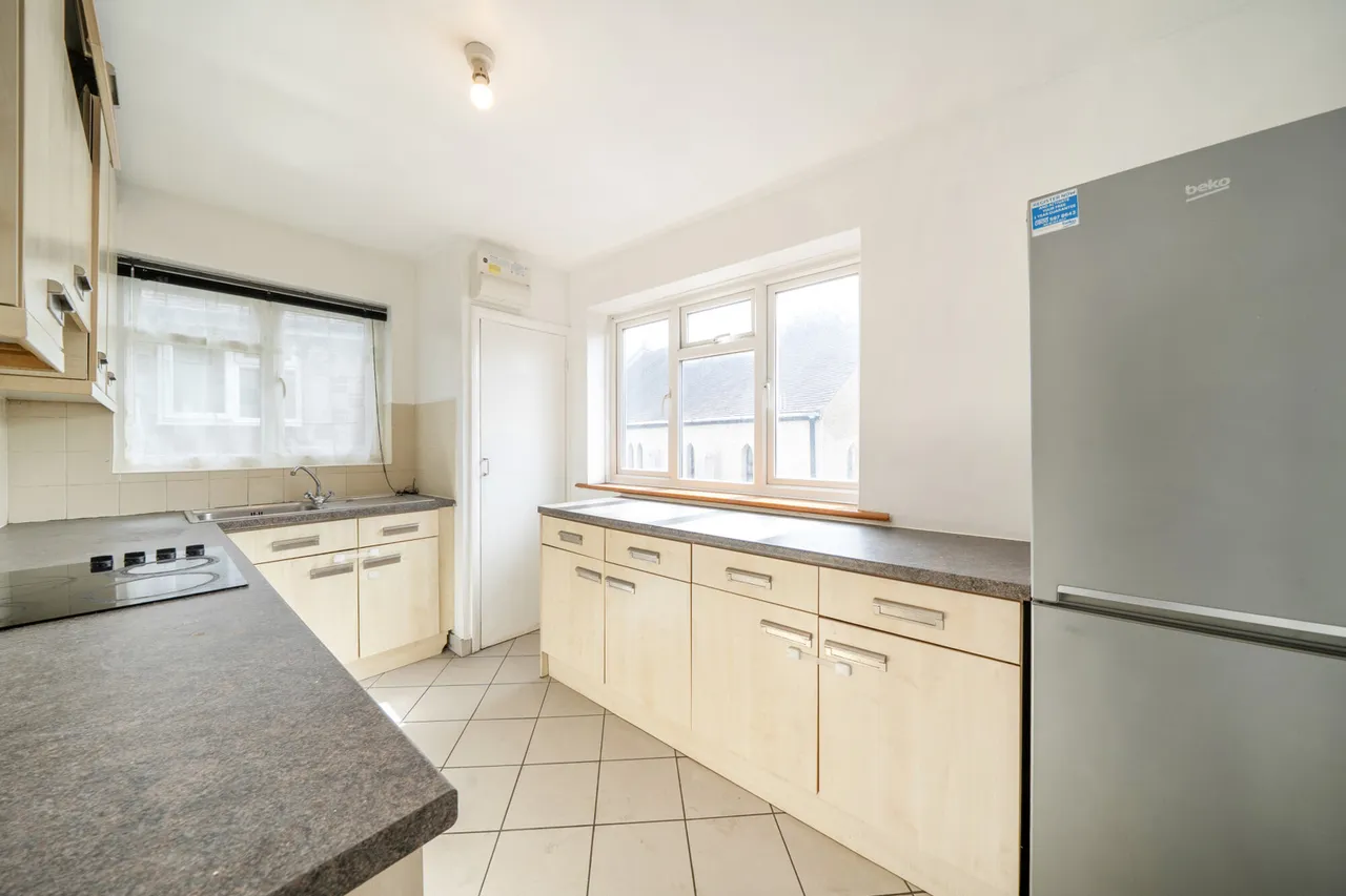 Spacious 2 Bedroom Maisonette with Private Garden & Parking, UB10, photo 9