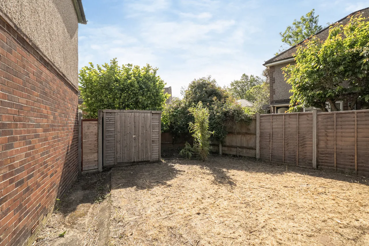 Spacious 2 Bedroom Maisonette with Private Garden & Parking, UB10, photo 14