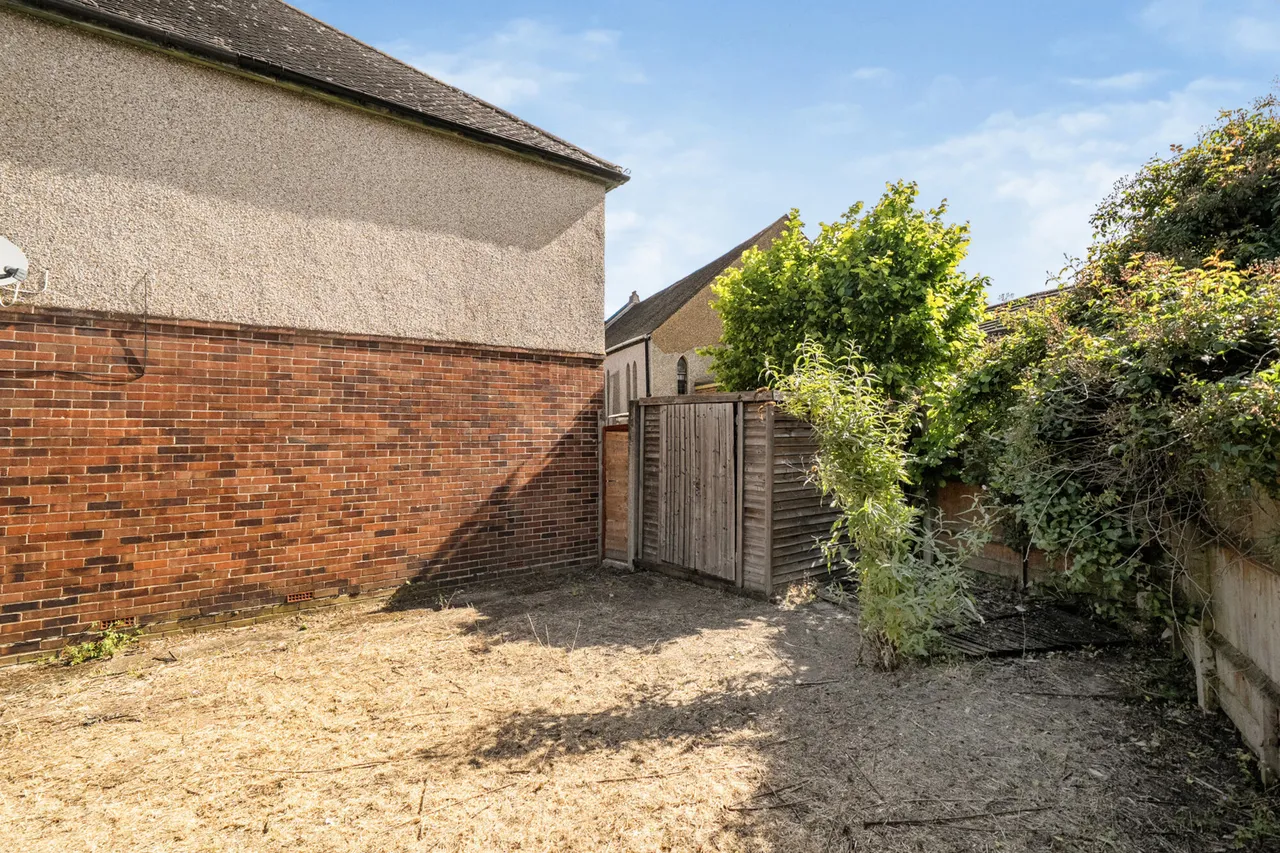Spacious 2 Bedroom Maisonette with Private Garden & Parking, UB10, photo 19