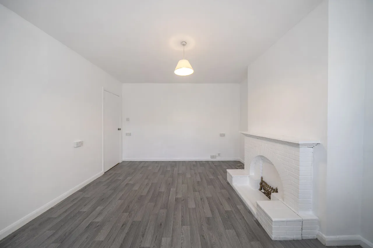 Spacious 2 Bedroom Maisonette with Private Garden & Parking, UB10, photo 17