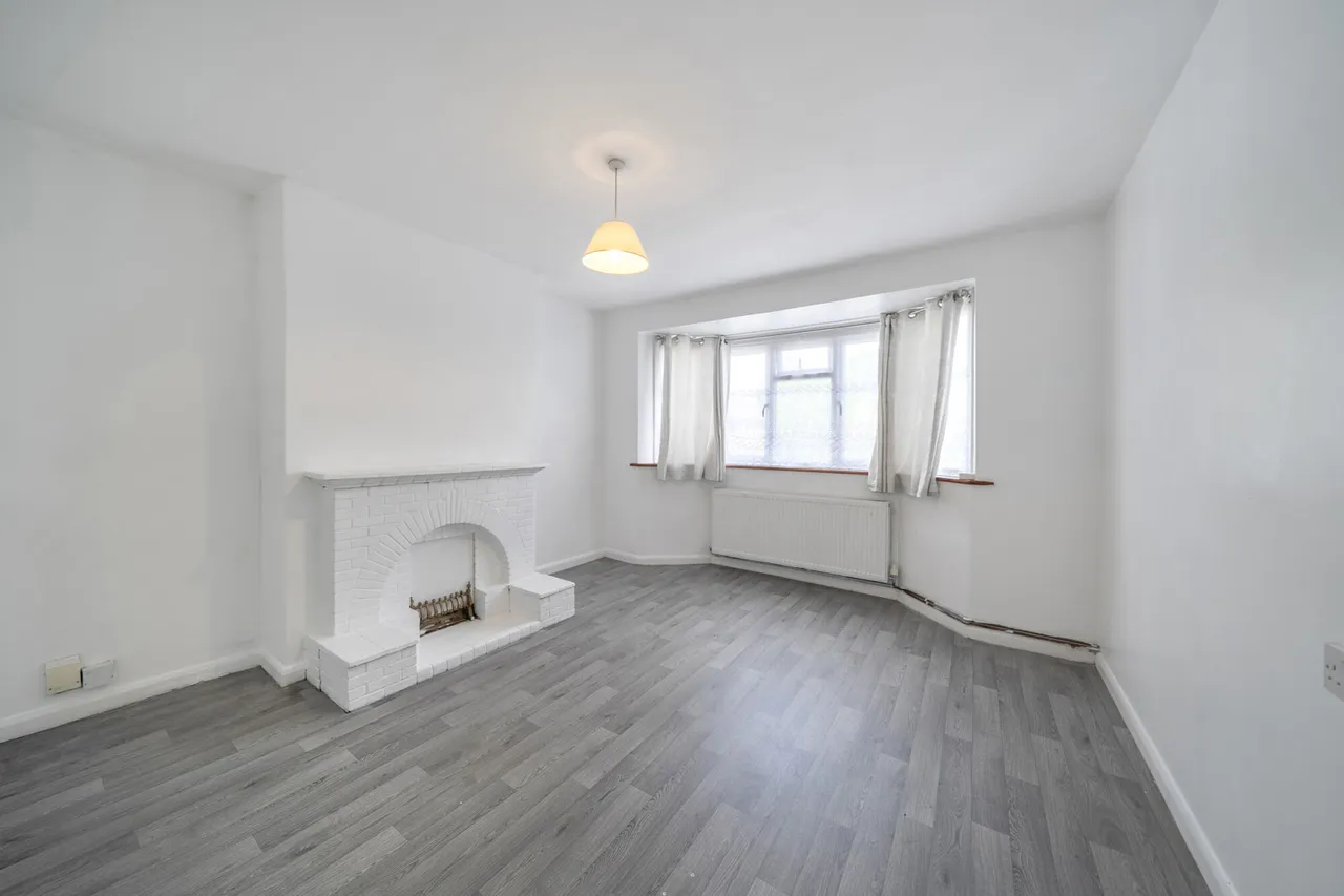 Spacious 2 Bedroom Maisonette with Private Garden & Parking, UB10, photo 3