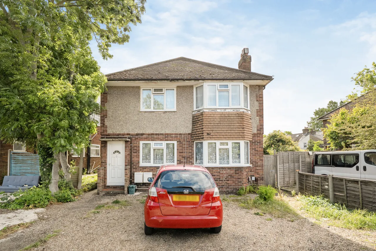 2 bed flat for sale, Spacious 2 Bedroom Maisonette with Private Garden & Parking, UB10