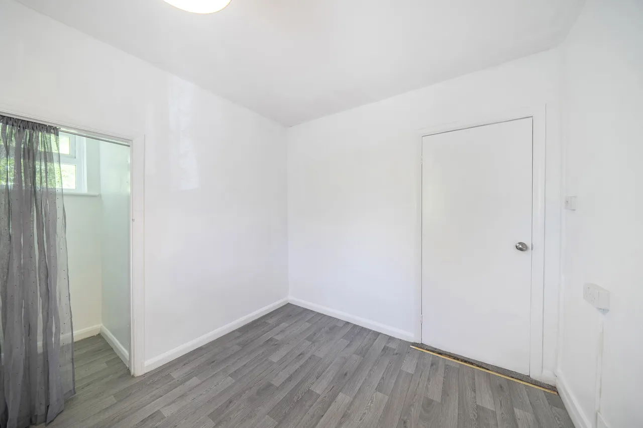 Spacious 2 Bedroom Maisonette with Private Garden & Parking, UB10, photo 6