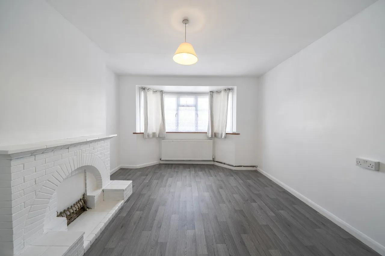 Spacious 2 Bedroom Maisonette with Private Garden & Parking, UB10, photo 18